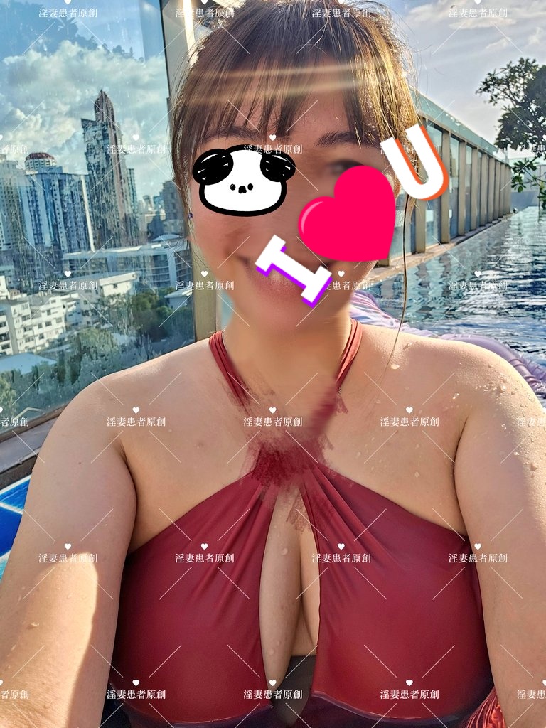martwoTYC's tweet photo. 來泰國玩啦
頂樓有泳池真的很棒
可惜有其他人 不然真想在這打一砲
剛剛跟老婆提議偷偷把泳衣拉下來讓我拍幾張
老婆說到底都在想甚麼
別人看到怎麼辦？
殊不知老公就是希望你被大家一覽無遺

我的心願就是讓你帶著眼罩，把你綁在充滿尿騷味的公廁
每個進來看到你的男人都可以隨意玩弄啊~
尿完再讓你口⋯ https://t.co/mPlHh3tUN2