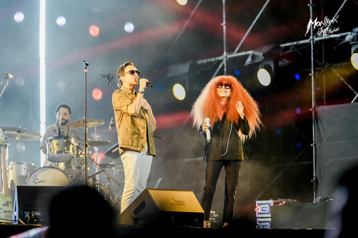 SwissCGShanghai's tweet photo. Visually &amp; acoustically stunning, and connecting East &amp; West:
The third edition of the @MontreuxJazz Festival China kicked off at Suzhou Arts Centre on Jinji Lake. More than 100 musicians perform from Oct 25-27, among them🇨🇭band Stevans.🇨🇭Ambassador Burri opened the Festival. https://t.co/BnV82aDAm8