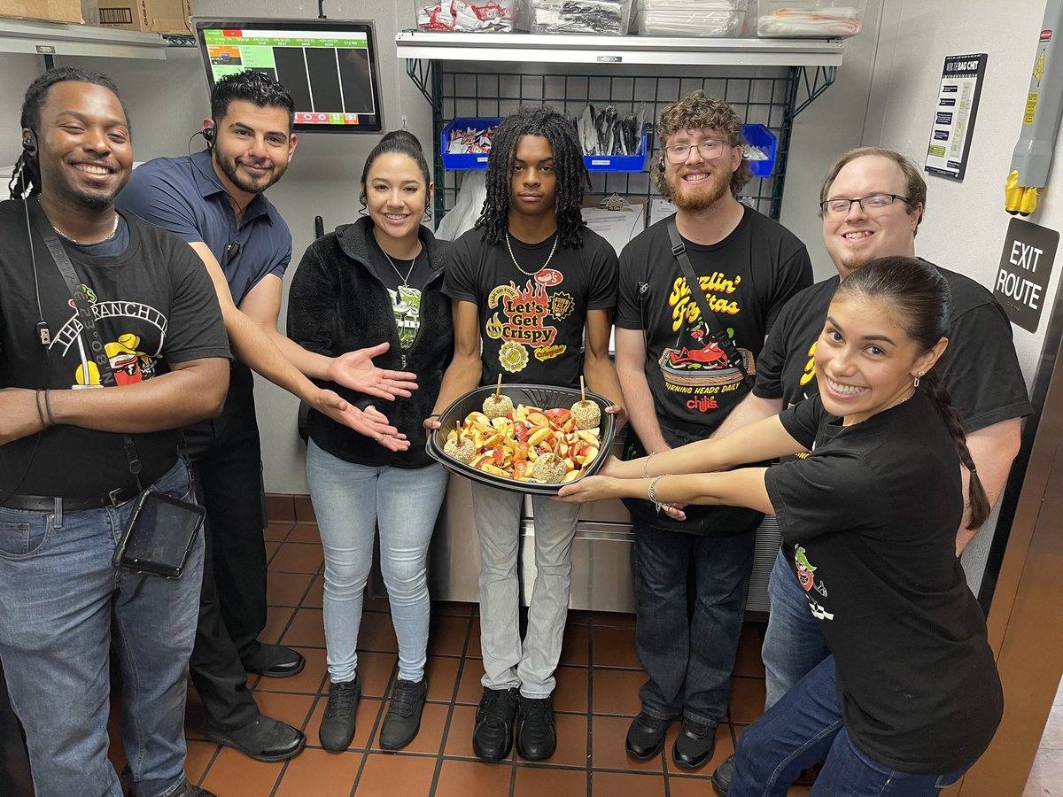 A_Foxy_Lady's tweet image. Caramel apple day at #ChilisChisholmTrailParkway! Keeping a #FunAtmosphere in the workplace! 🌶️❤️🫶🏻