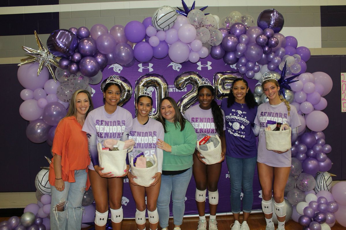 LoLoBailey14's tweet image. So incredibly happy to support this group of seniors tonight! Talent, heart, love, laughter, and so much more! It was so hard to leave this group when I decided to leave coaching! I am always rooting for each of you and love you to death! #KeepGoing 💜 y’all got more to do!