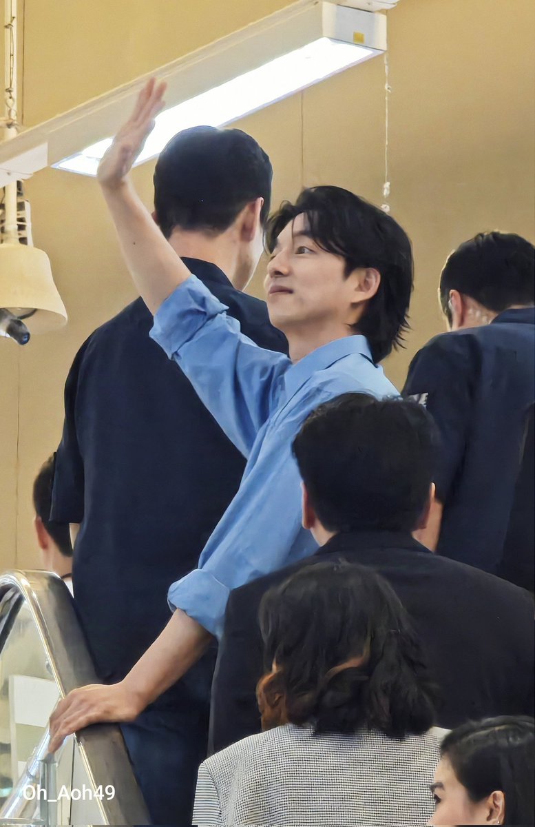 Oh_Aoh49's tweet photo. ตัวจริงสูงมากก 
ตัวโต สมเป็น ก็อบลิน 😍

#공지철 #กงยู #gongyoo #GONGYOOinThailand #LotussXGongYoo 
#ประเทศไทยมีกงยูโอปป้าแล้ว https://t.co/abzopK6X4x
