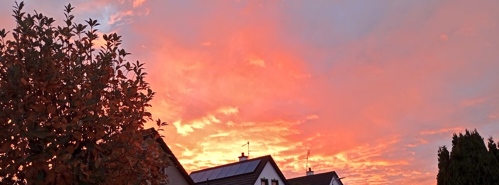 Yesterday's #sunset reminded me of F. Mannoia's song, 'Il cielo d'Irlanda' - "Il cielo d'Irlanda è un oceano di nuvole e luce / Il cielo d'Irlanda è un tappeto che corre veloce"(The sky of Ireland is an ocean of clouds and light /
The sky of Ireland is a carpet that runs fast)