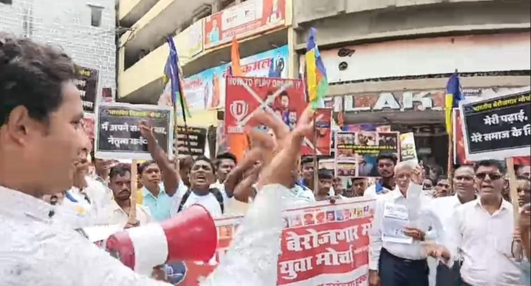 ईवीएम से केवल वोट चोरी नहीं हो रहा है, ईवीएम से शिक्षा, चिकित्सा, रोजी, रोजगार, राजा बनने एवं चुनने का अधिकार के साथ-साथ आने वाली पीढ़ी का भविष्य चोरी किया जा रहा है, इसलिए इसे हल्का में ना लें खुलकर विरोध करें।

30 अक्टूबर 2024 
#EVM_के_खिलाफ_भारत_बंद