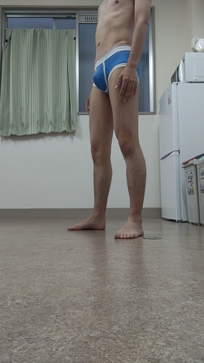 この前のパンツの別ショット
股に顔埋めてくれてもいいよ♪笑
それか顔に股間押し当てて腕立てしながらプレスしてあげる〜😋

なんてね😚