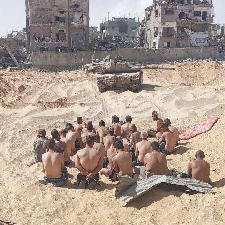 Médicos, enfermeros y personal, secuestrados por el ejército sionista del interior del Hospital Kamal Adwan en el norte de Gaza, fueron maltratados y humillados en esta foto que evoca a los campos de concentración nazis del siglo pasado.

¿Donde quedaron los "derechos humanos"?