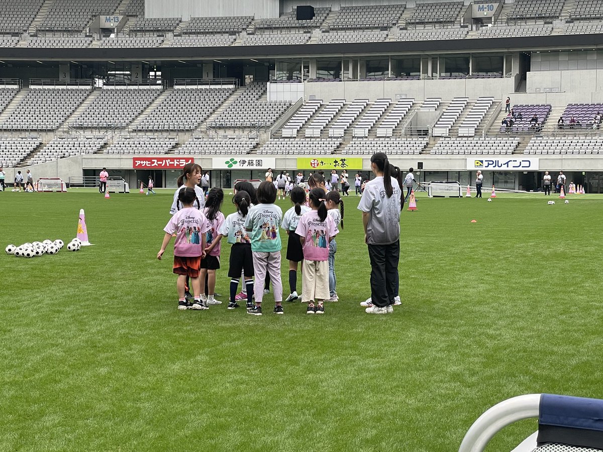 普段立つこともできない味の素スタジアムのフィールドの上でのサッカーイベント。
元なでしこの方々もいらっしゃって、子どもはいっぱい刺激を受けていたっぽい。

#マジカルフィールド
#味の素スタジアム