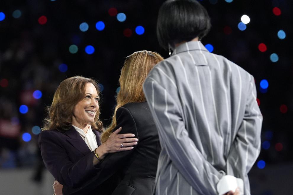 archivekamala's tweet photo. The way @KamalaHarris is looking at @Beyonce — the respect and admiration shining through her eyes. 🥹💛

📸: Susan Walsh https://t.co/OwivAMhutG