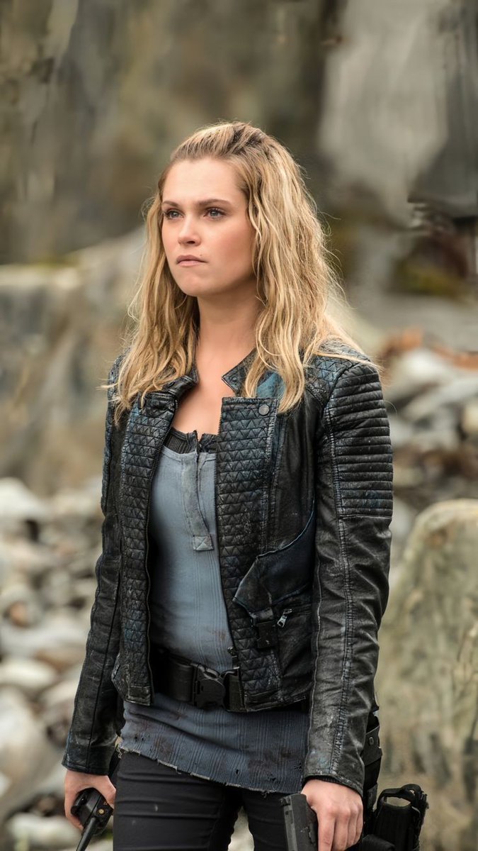 Nadie tenía los ovarios para tomar las decisiones o tener coraje q ella tenía.
Su pueblo queria q otros cometieran sus pecados para rezar como santos y juzgar como justo, cuando la responsabilidad era de todos.
Era triple mente juzgada: por sus amigos, por el enemigos y por ella