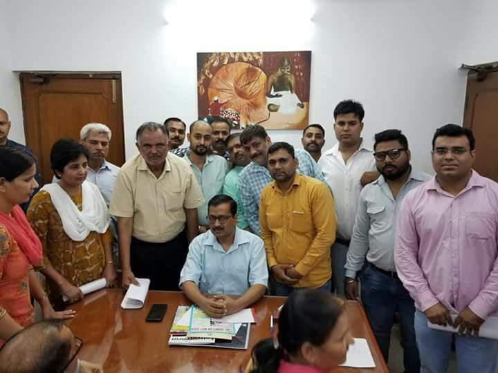 dtc_union's tweet photo. यूनियन किसी भी पार्टी से संबंध नही रखती है, और पर यूनियन सभी का दरवाजा खटखाती है ना जाने कौन सा दरवाजा कर्मचारी के लिए खुल जाए,

यूनियन और उसके कर्मचारी उसी पार्टी का साथ देते है जो पार्टी कर्मचारियों का भला करता है, यह बात बिल्कुल तय है

आगामी विधानसभा चुनावों में सभी ड्राईवर और कंडक्टर साथी तैयार है दिल्ली की एक एक सवारी से बसों में बोलने के लिए और जो सरकार कर्मचारी हित में काम करेगी, कर्मचारी का भविष्य सुनिश्चित करेगी, SAME WORK SAME SCALE और पक्की नौकरी देगी, 

कर्मचारी उसको वोट देने की अपील पूरी दिल्ली गली मोहल्ले में करेगा, जय हिन्द
@AAPDelhi @INCDelhi @BJP4Delhi @kgahlot @LtGovDelhi @dtchq_delhi @AtishiAAP