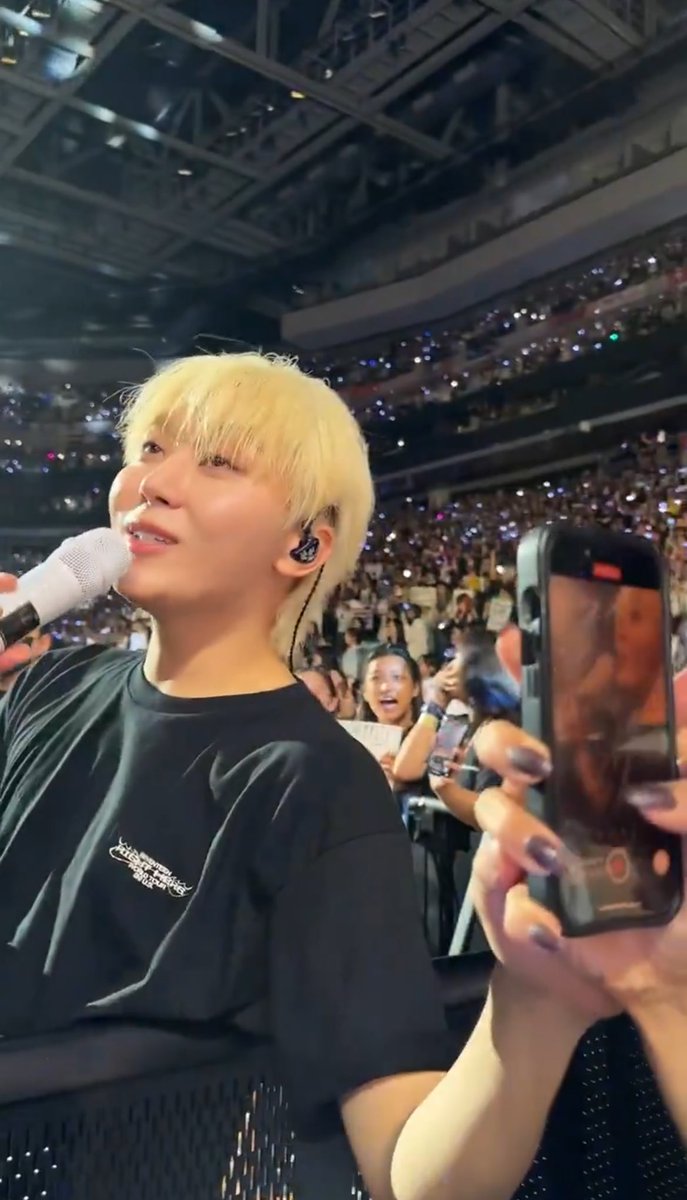 dokyeomsoul's tweet photo. tuhkan guys seungkwan tuh 1 konser 1 cewek yang dipegang tangannya https://t.co/HcsIiWdFmU