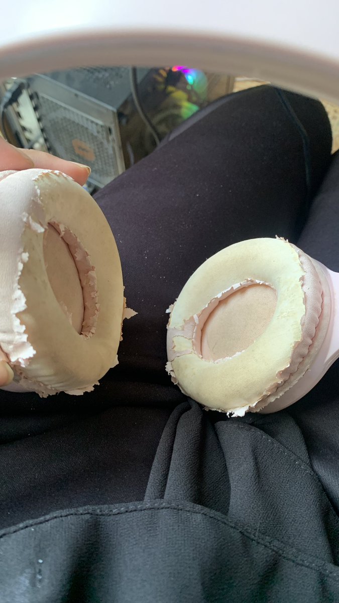 SUMPAH SETELAH FONDI SEKARANG HEADPHONE AWALNYA DIA PINJEM MASIH BAGUS TERUS DIKEMBALIIN CUMA MINUS DIKIT DAN GA AKU GUBRIS TERUS DIA PINJEM LAGI PULANG2 JELEK BANGET BANGSATT🙂🤬😡