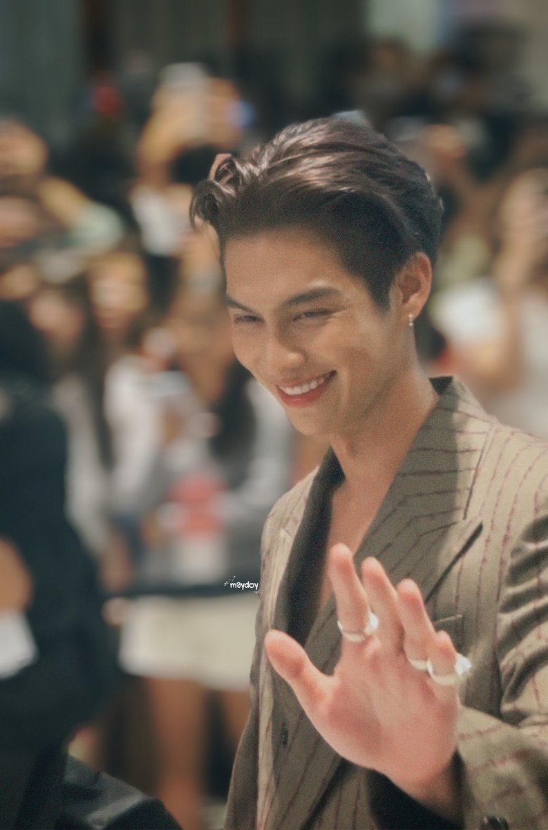 murxq__'s tweet photo. รอยยิ้มแบบนี้เหมือนครั้งแรกที่เราตกหลุมรักไบร์ทเลย จนตอนนี้เราก็ยังตกหลุมรักแกจากรอยยิ้มแบบนี้เหมือนเดิม ยิ้มกว้างๆแบบนี้บ่อยๆน้าา รักแก🤍

#OneBangkokxBRIGHT
#bbrightvc @bbrightvc https://t.co/IgiNWjPubT