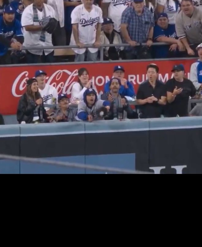 g23parker's tweet photo. @TheTacoCorp69 @barstoolsports Buddy - after he fuckin caught it. Try watching again. The catch was above the wall and the fuckin fan dropped his glove. https://t.co/8XNRR7SLQF
