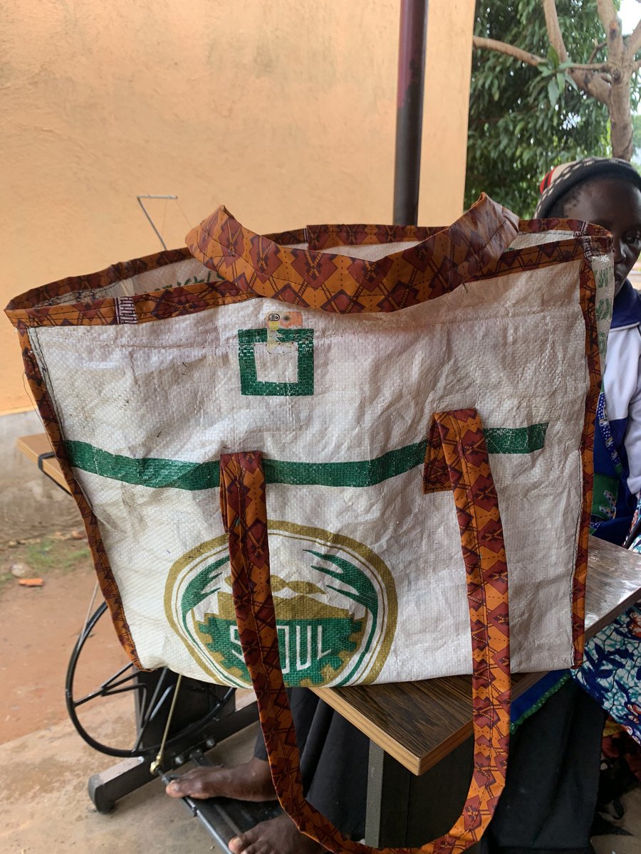 YienUg's tweet photo. We are tackling plastic waste problem by turning polythene bags locally known as ‘’KAVEERA’’ into fashionable sustainable 🎒 shopping bags 🛍️ toiletry bags etc. These handmade products are sold to potential customers. 
For orders; call 📞 or WhatsApp us on ￼0783 150943 https://t.co/fEmJ2Ca2wc