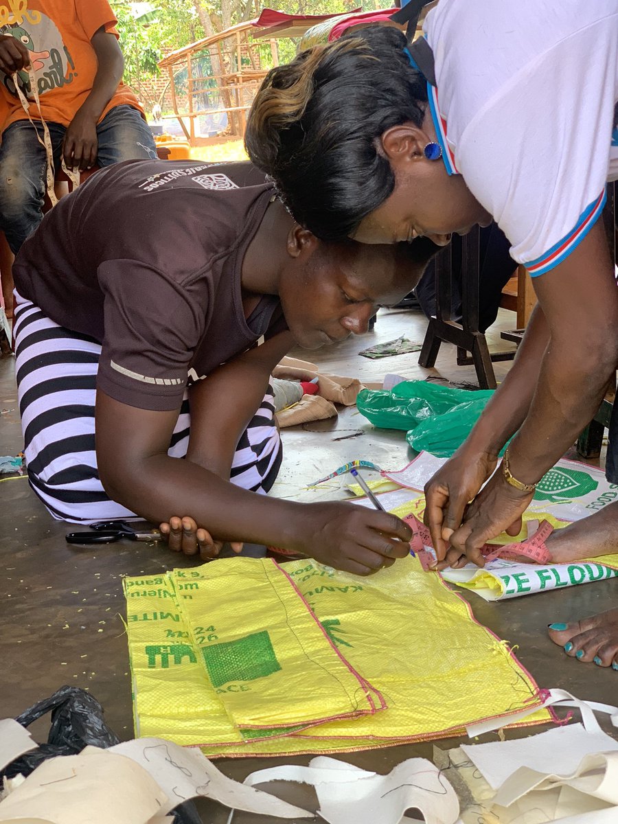 YienUg's tweet photo. We are tackling plastic waste problem by turning polythene bags locally known as ‘’KAVEERA’’ into fashionable sustainable 🎒 shopping bags 🛍️ toiletry bags etc. These handmade products are sold to potential customers. 
For orders; call 📞 or WhatsApp us on ￼0783 150943 https://t.co/fEmJ2Ca2wc