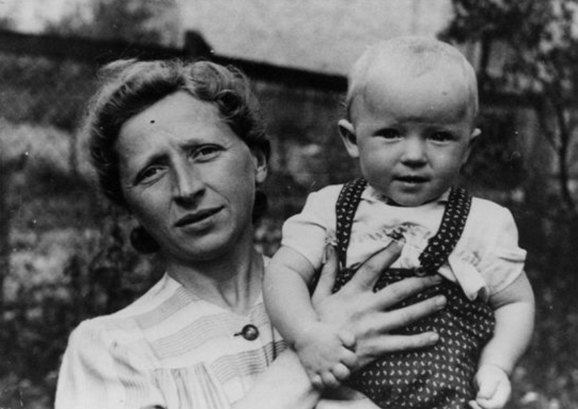 Kazimiera Bogdańska tenant sa fille Anna