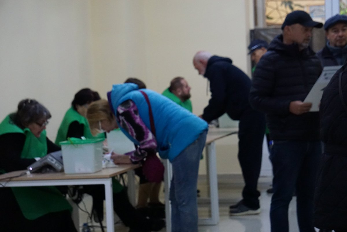 TilmanAlioscia's tweet photo. 🧵🇬🇪🗳️ I seggi sono aperti in Georgia! Nel corso della giornata, pubblicherò una serie di immagini dai seggi in varie aree di Tbilisi.

Iniziamo alla Sokhumi State University, nel quartiere di Saburtalo, dove c'è coda una ventina di minuti dopo l'apertura dei seggi alle 8:00. https://t.co/BsKTMGzujG