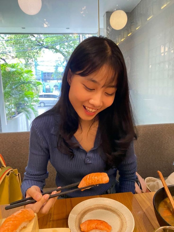 glory48_clubjkt's tweet photo. selamat makan siang gais, minry lagi makan sama ka muthe.. kalian sama siapa?
#FREAKENEMYUS #GLORYfication https://t.co/l606hIO01s