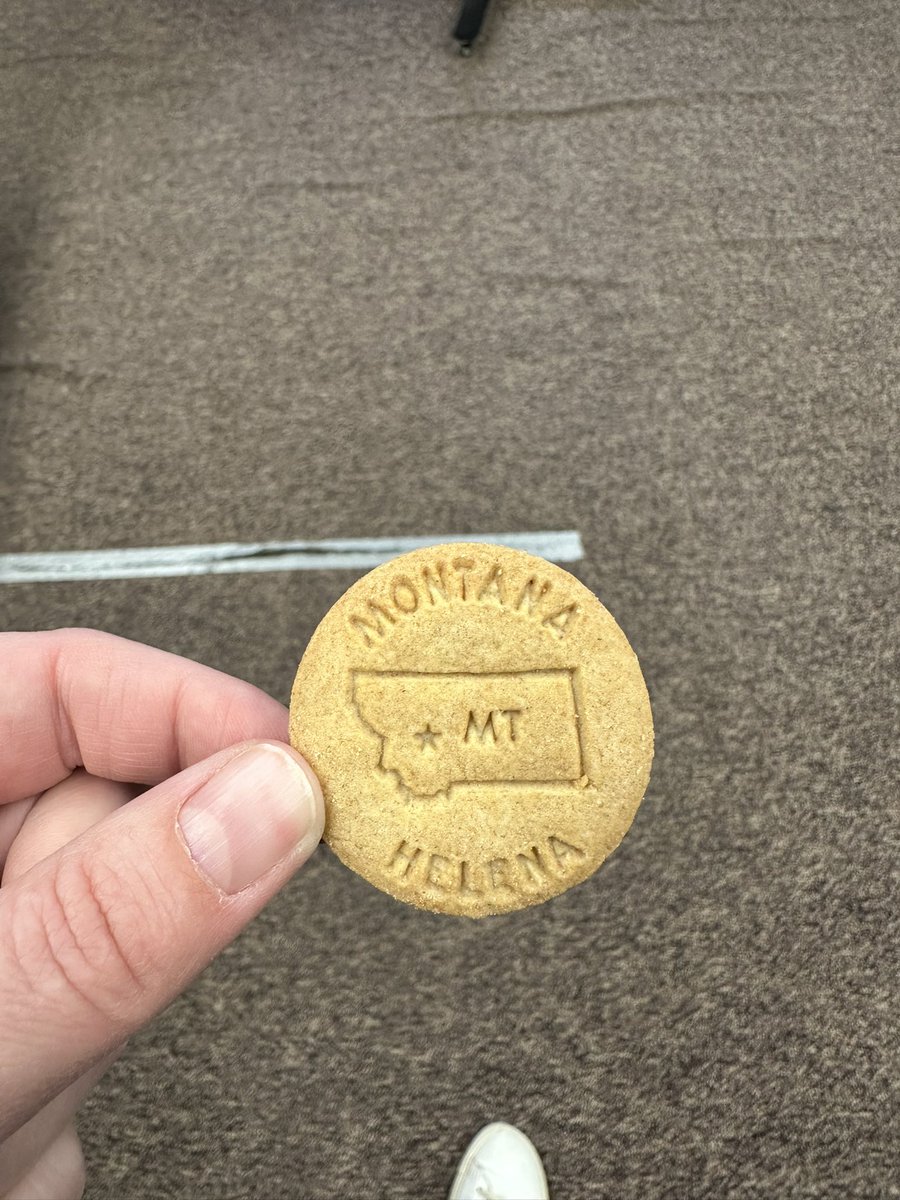 KathyHoilandMT's tweet image. Found Montana in my school lunch cookie pack! I think it’s good luck 😁

#freedomnotthecaucus #dontboxmein #justlikemurkowski #writeinrevolution