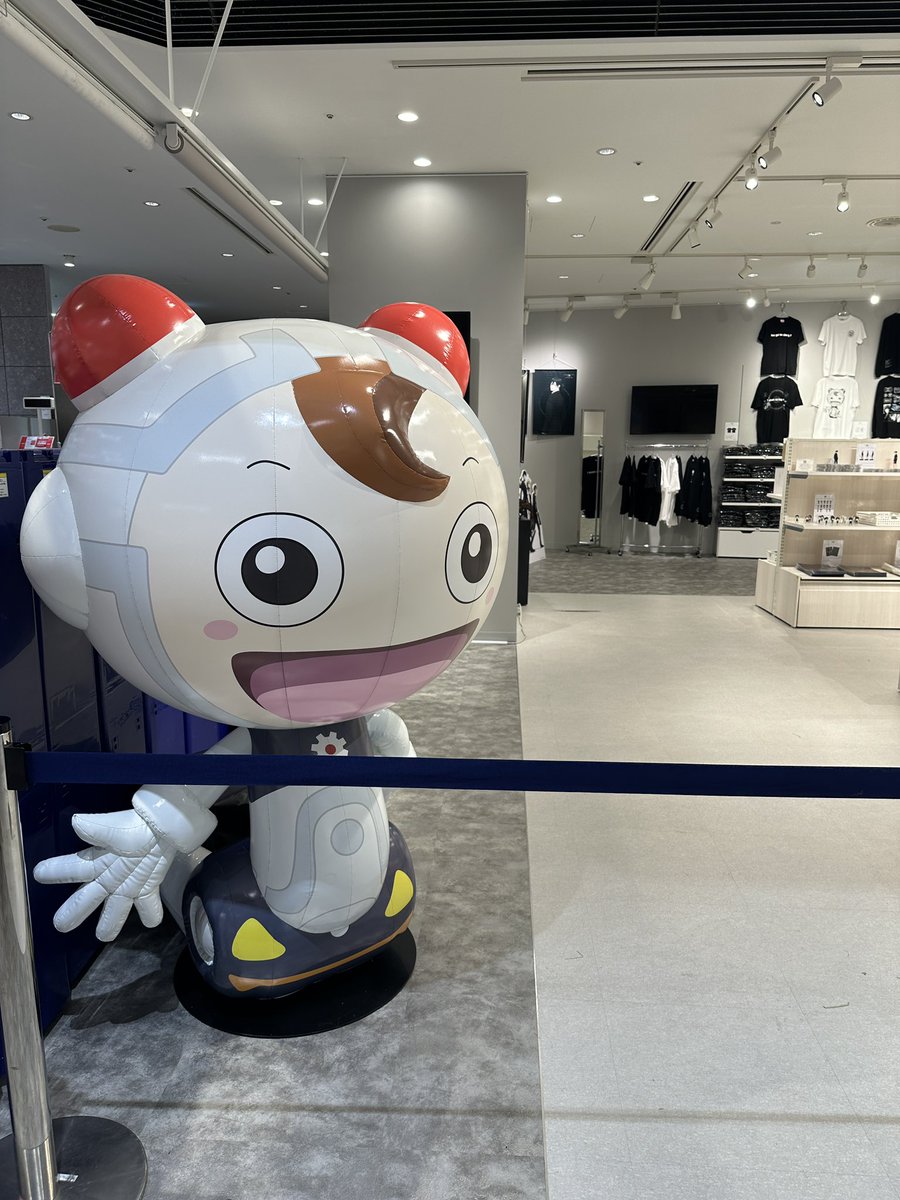 psycho_pass_cs's tweet image. ＼本日から／

新宿マルイ アネックス 6F でのPOP UP SHOP  本日オープンいたしました！

本日15:00〜 はフリー入場でどなたでもご入場いただけます。

会場ではコミッサ太郎がお出迎え⚠️

ドミネーターを持って撮影ができるフォトスポットも📸

《開催概要》
0101.co.jp/005/event/deta……