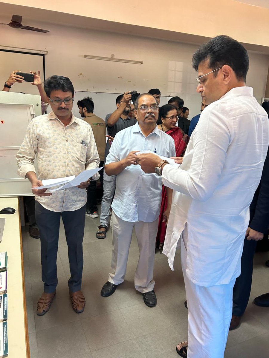 srixincubator's tweet image. SRiX -SR Innovation Exchange hashtag#Startup Founders at the MSME Defence Conclave held at Atal Incubation Centre, ALEAP WE-Hub...
.
The startups were privileged to have the Hon&apos;ble Minister for IT, Telangana, Shri Sridhar Babu Duddilla visit their stalls and encourage them.