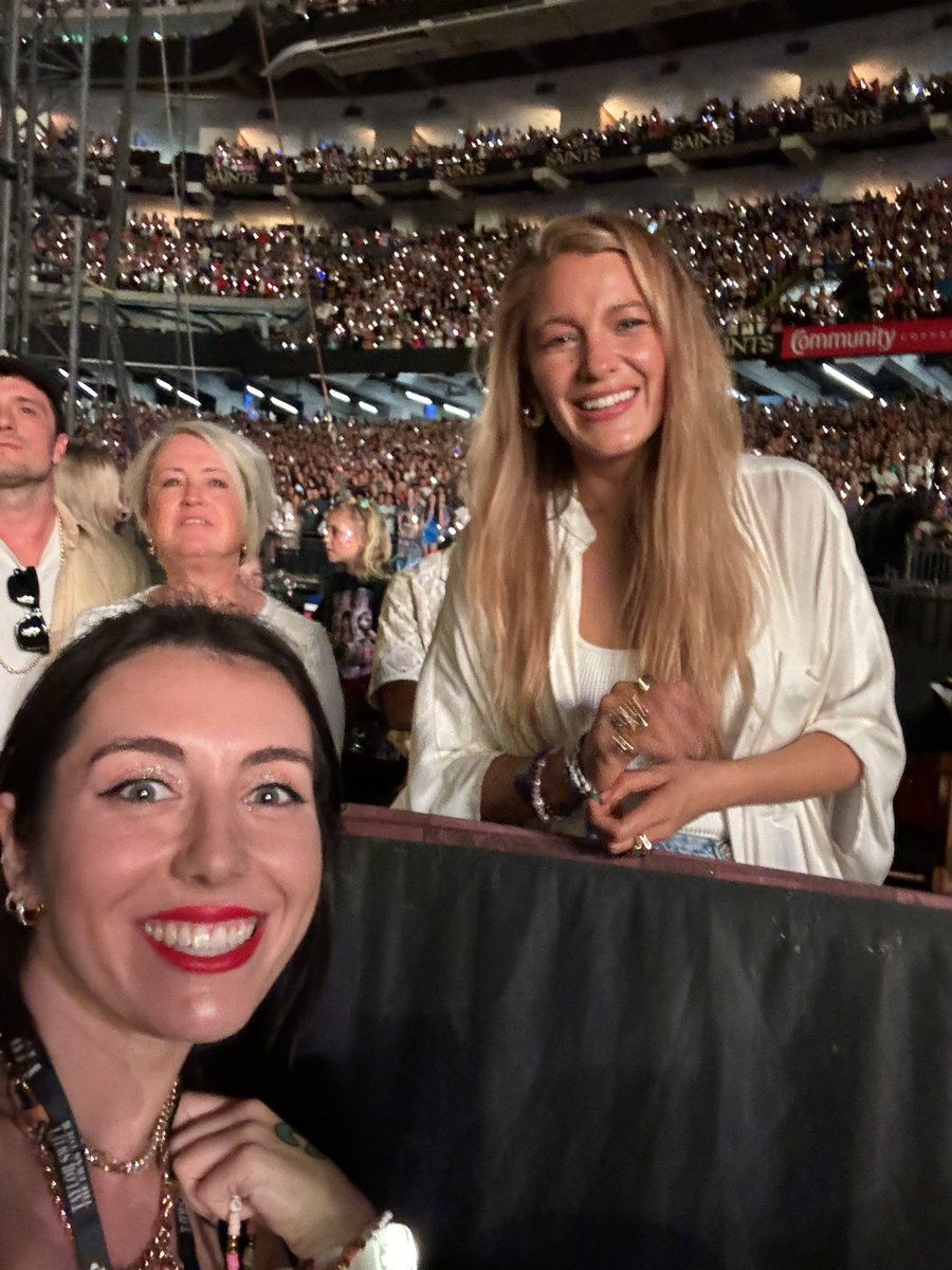 CatieRaissipour's tweet photo. Guys…. I met @blakelively 

#NOLATSTheErasTour https://t.co/BKXbbuJVPc