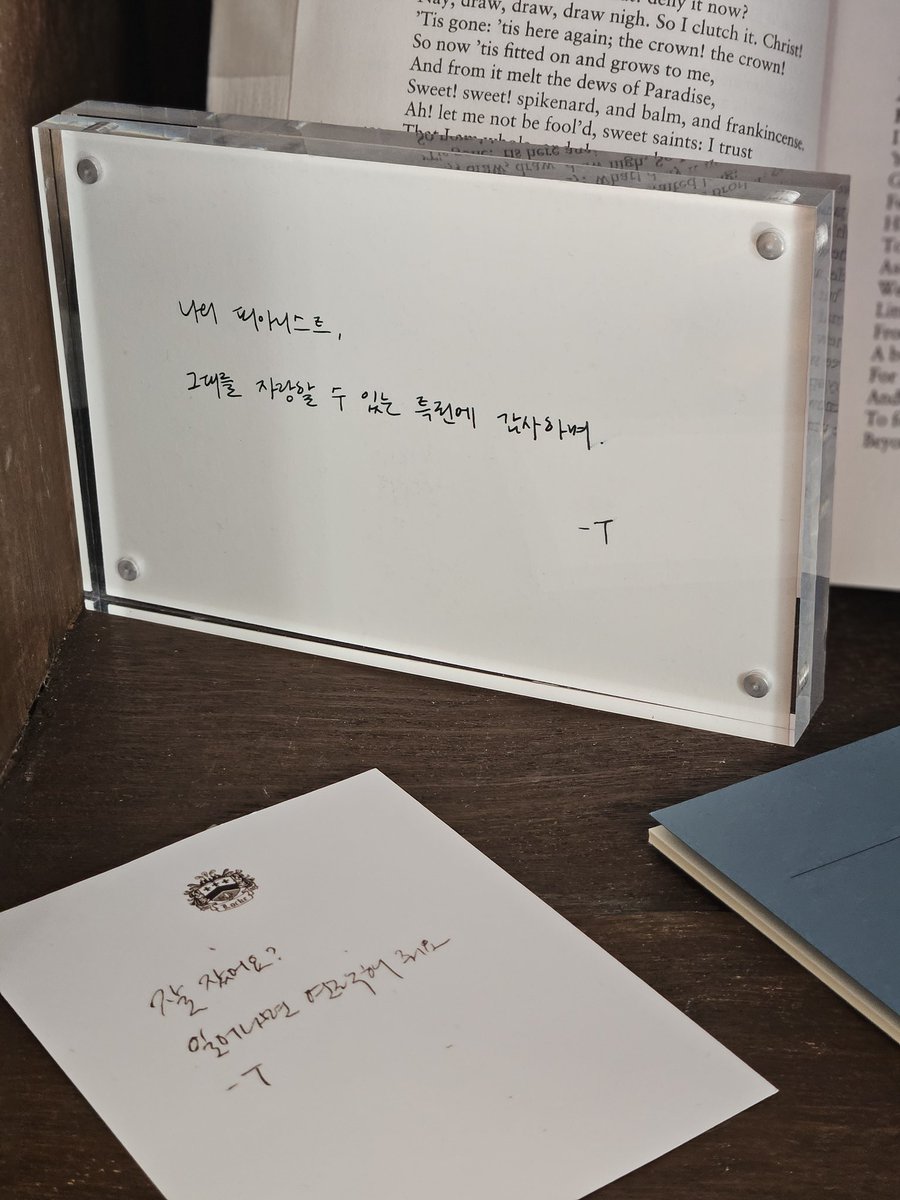 bitterbetter_ho's tweet photo. 🎹Ebₒₙy cₐₛₜₗₑ🎹

책방이란 거 너무 좋더라
구경하는데 글이 꼭꼭 씹은 거처럼 잘 읽혔어
 
#에보니캐슬책방 #루크라이브러리 https://t.co/XgYKm6BSMn
