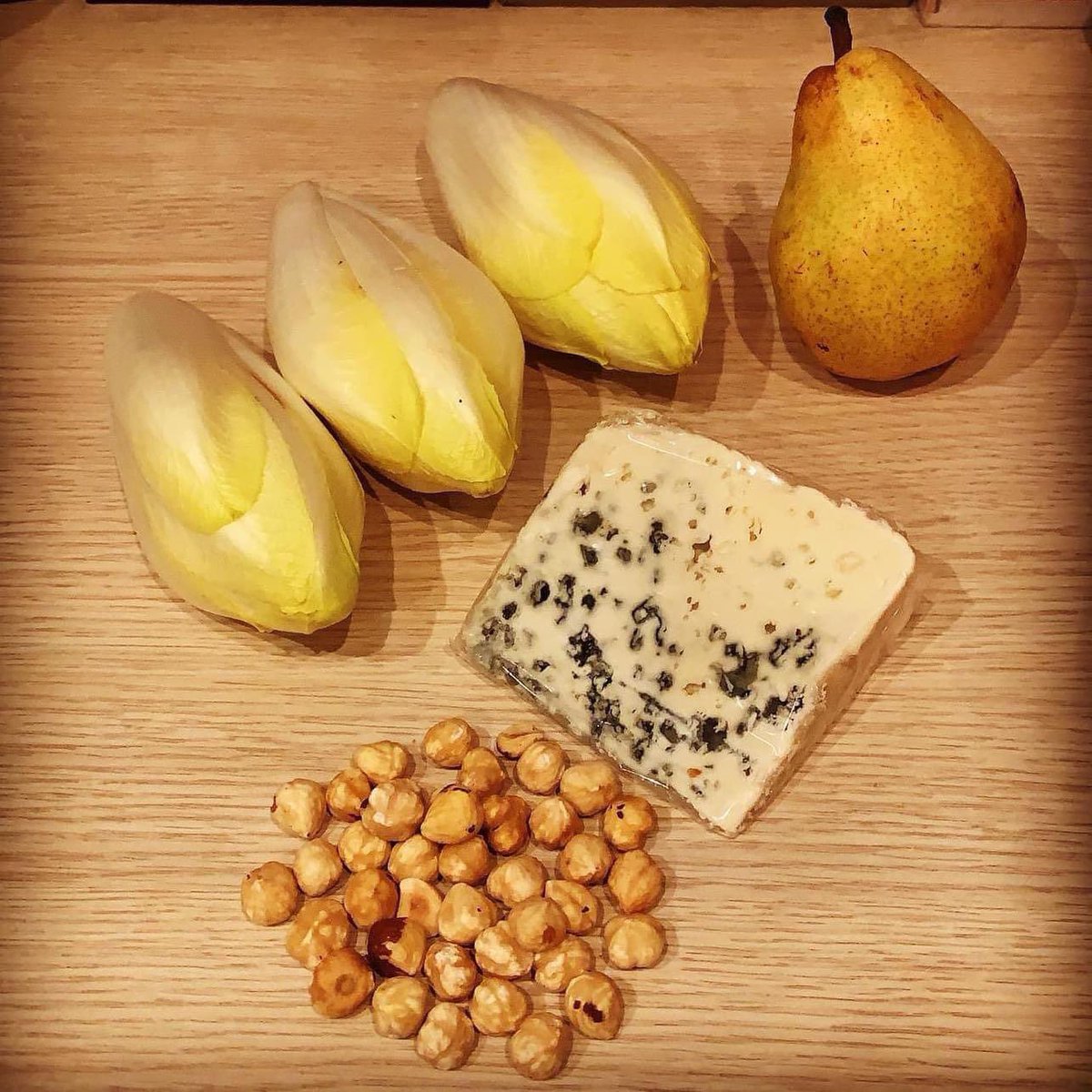 Langlai73410097's tweet photo. Endives, poire, noisettes , roquefort ,
Du léger , pour l’entrée ..
Avec du caractère,
Un petit goût de paradis ,
Pour un plaisir d’enfer !#chicon #endives #comice #poire #roquefort #noisette #facile #tropbon #vinaigrette #petillante #cuisinemaison #entrée #leger #light #fromage https://t.co/OzyIbDczuO