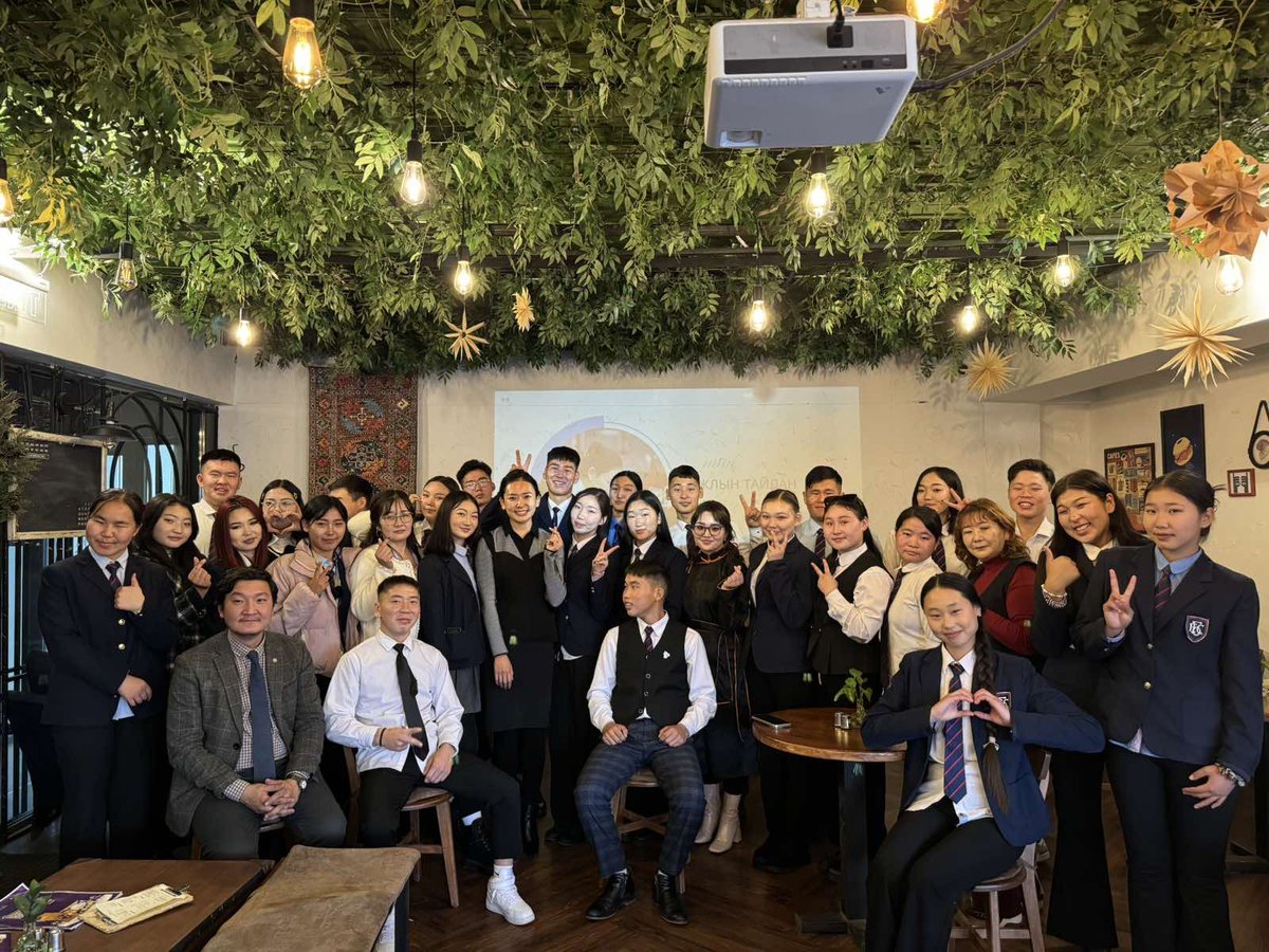 УИХ-ын ямар гишүүнтэй уулзах хүсэлтэй байна гэхэд олонхын саналаар өөрсдийн үеийн төлөөлөл гишүүнтэйгээ уулзах хүсэлтэй байгааг илэрхийлжээ😄✌️

Булган аймгийн Сэлэнгэ сумын ерөнхий боловсролын сургуулийн түүх, нийгмийн ухааны Б.Хичээнгүй багштай 12-р ангийнхан