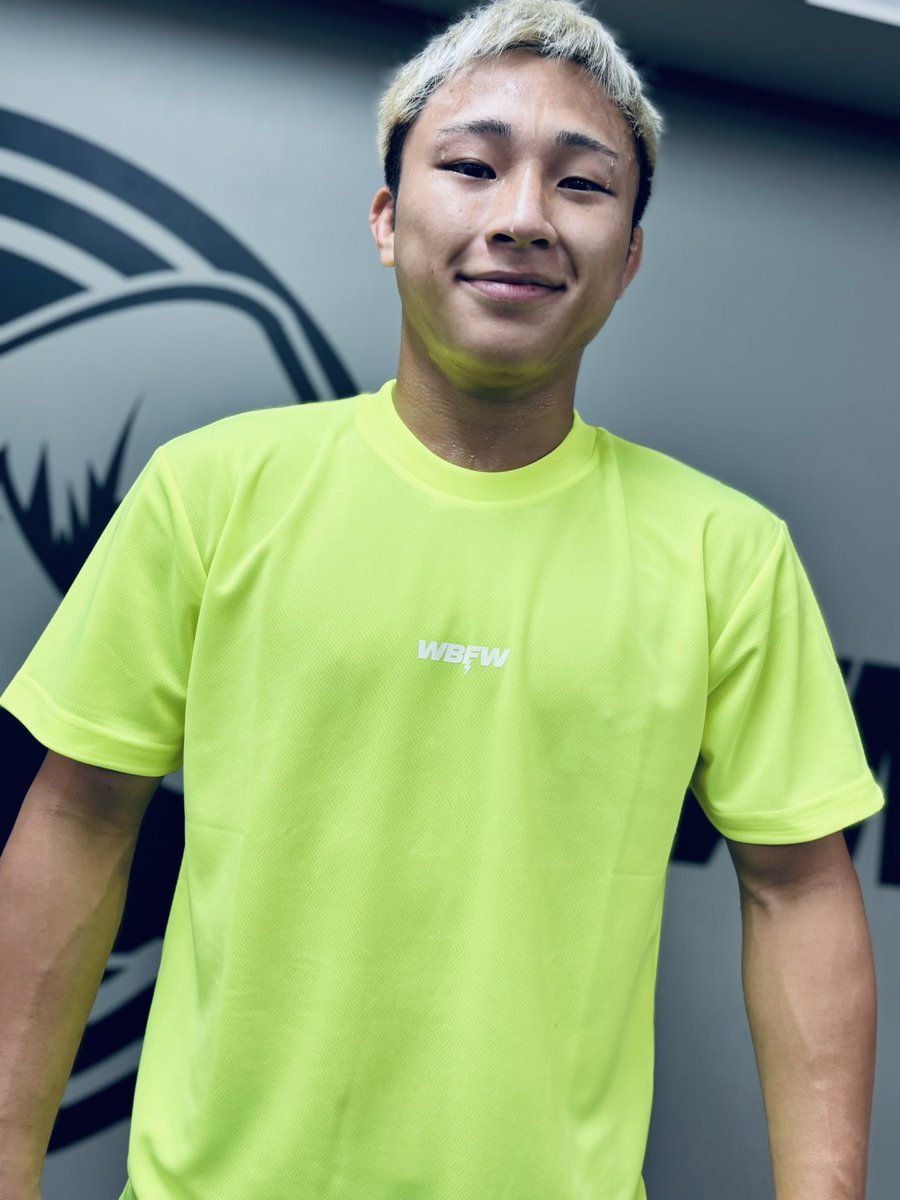 MMA_BLOWS's tweet photo. 新作ドライTee完成✨
フロントにはジムスローガン『Wind blows from the west』の頭文字「WBFW」をロゴにデザイン。バックにはジムロゴの詰め合わせをプリントしています💥

メンバーの皆さんに練習着として沢山使っていただきたいので会員価格は2200円です💸

#青井人
#GINJI
#田上こゆる
#WBFW https://t.co/L3OxrnWsMa