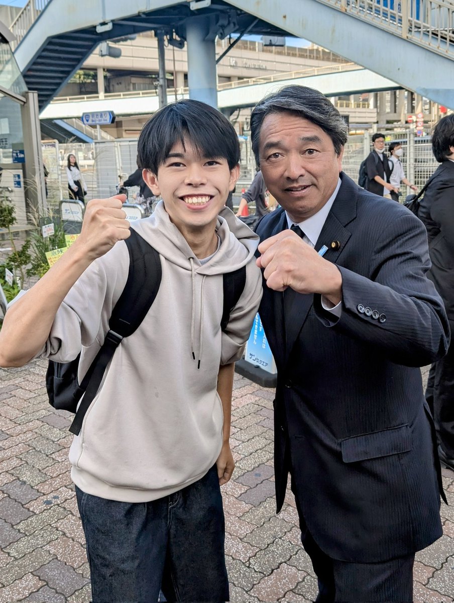 yuma_okmt's tweet photo. 近所に応援演説に来られていた国民民主党の榛葉幹事長とお会いしました（実は中高同じでした！）
ライブでも言及いただき嬉しかったです！
応援しています！！ https://t.co/x35LA43i0Z