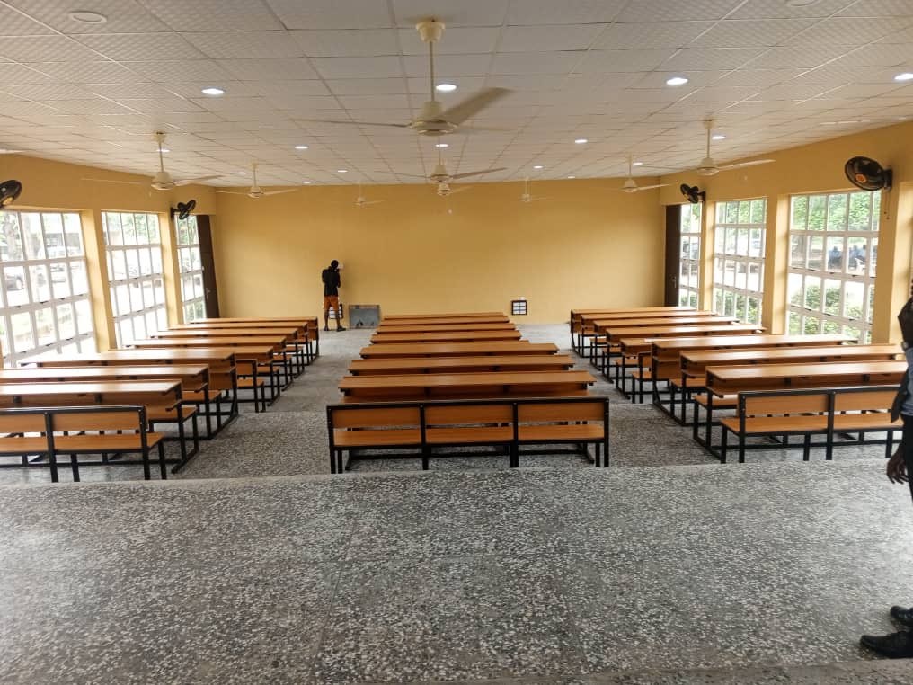 ooumsa_31st's tweet photo. Yesterday, the fully refurbished Glasshouse –the most popular class on campus, and the learning hub for our PathPharm students– was commissioned by the Vice-Chancellor, Prof Agboola.

We express our sincerest gratitude to the 1999 Alumni set for taking up this project ❤️. https://t.co/9pLUjQuqnJ