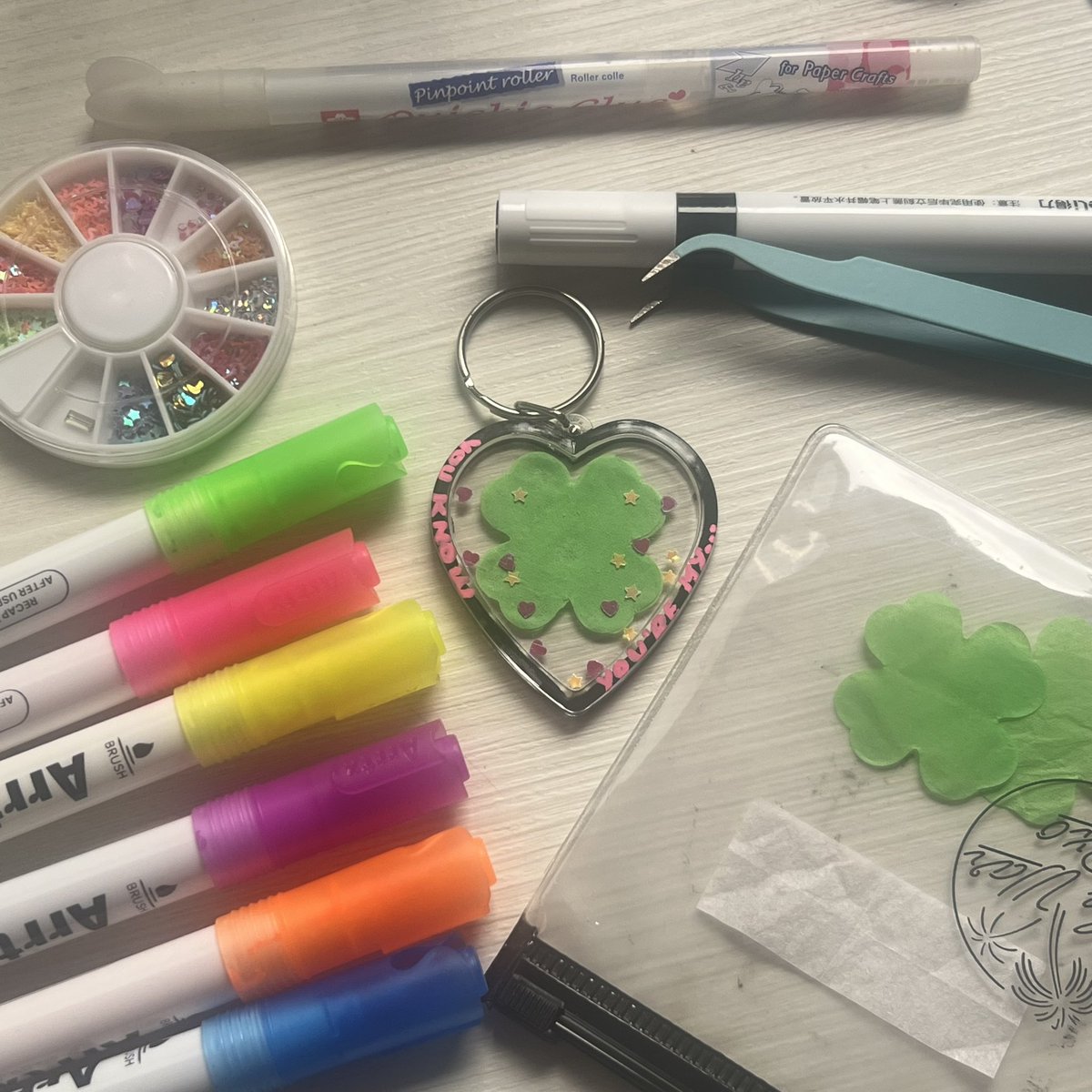 dysayu's tweet image. Finally sid the DIY of my clover confetti~
Thank you! @HitzLeigh_1997 for giving us some cute clovers from Chanyeol’s concert. 

#clover #pcy #parkchanyeol #parkchanyeolcityscapeinmanila #chanyeolcityscapemanila