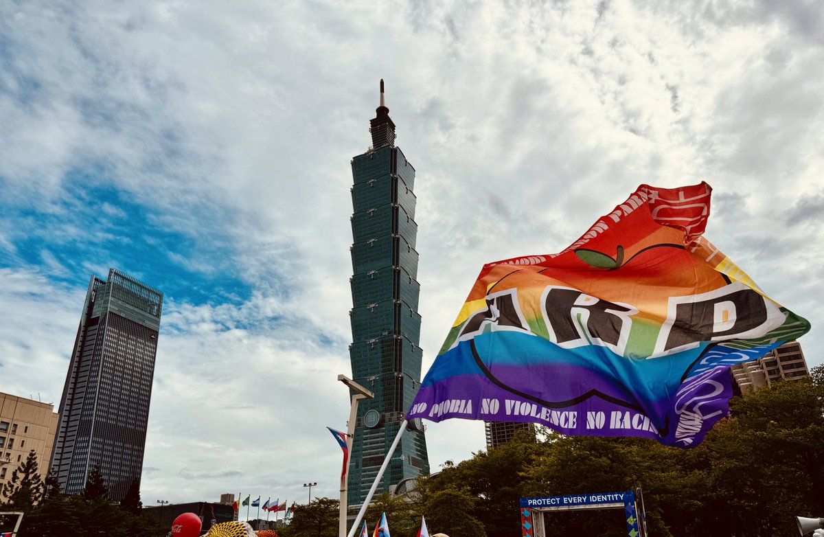 RainbowAomori's tweet photo. ARPメンバー、無事に #2024臺灣同志遊行 会場にて合流できました。
歩くにはとてもよい気候です。
予報は雨だけど、天気持ってほしい!
#LGBTplus #TaiwanLGBTplusPride
#青森レインボーパレード https://t.co/9ghQ1SsHWk