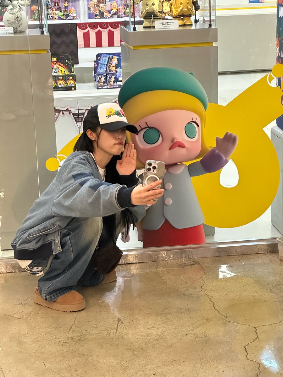 godchoiyena's tweet photo. 🐣💬

*📸*
*📸*
"breaking news, i found a doppelganger"
"it was so similar that i really sat down and clicked 📸"
" what is that friend's name?"
"molly!?ㅋㅋㅋㅋㅋ"
"cute"
*📸*
"it's so similar"
"it's my figurine at this point"
"what's with her lips"
"this kid" https://t.co/R2dlCXfck3