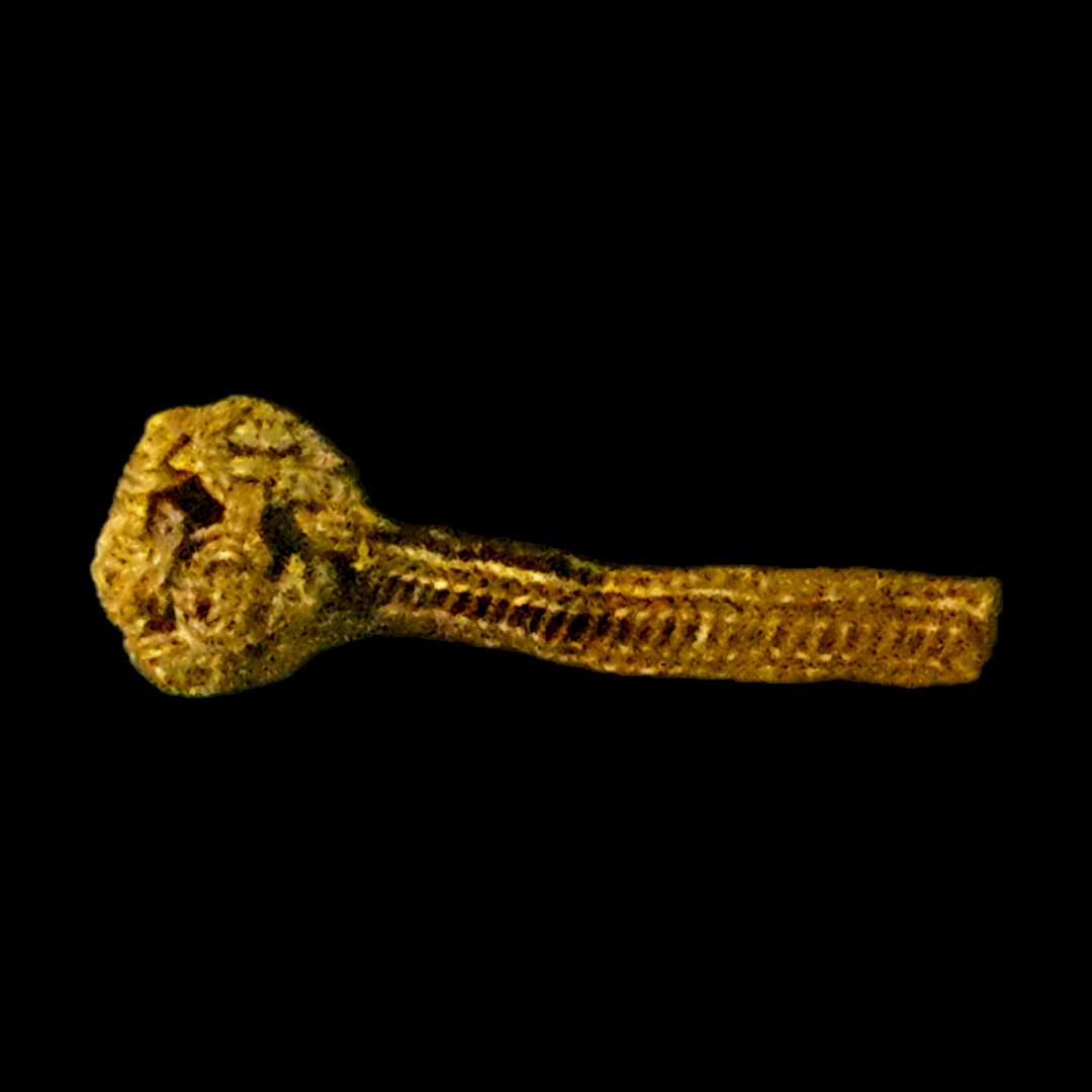 💛 An absolutely stunning C9-10th #Viking-style GOLD pendant toggle from a Viking cemetery discovered during 1988 excavations at the sublime <a href="/CarlisleCath/">Carlisle Cathedral</a> to create the subterranean Cathedral Treasury.

Car 88 CAT G (015) Au 1

#Vikings #archaeology #history