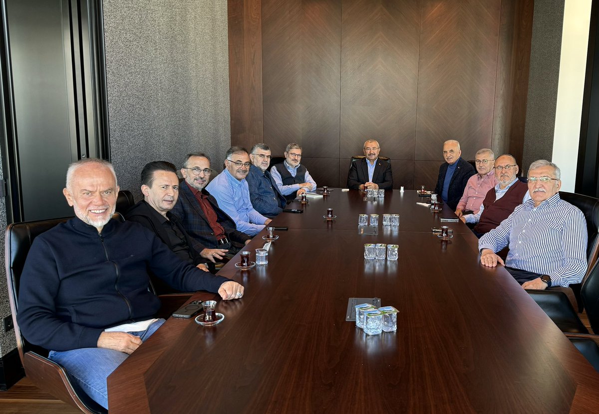 bbismailerdem's tweet photo. İstanbul 1. Bölgede aynı dönemler Belediye Başkanlığı yaptığımız arkadaşlarımızla bir araya geldik, ara rara buluşmalar gerçekleştiriyoruz. Geçmiş anılarımızı tazeledik, gündemde olan Ülke meselelerini de��erlendirdik.

Davetimize icabet eden Üsküdar @mustafakara @hilmiturkmen34, Ümraniye @hasan_can , Pendik @SalihKenan, Sultanbeyli @Keskin_Huseyin, Tuzla @drsadiyazici , Beykoz @murataydintr şile @CanTabakolu, Çekmeköy @AhmettPoyraz ayrıca Ümraniye bel. Bşk. @ismetyildirimtr başkanlarımıza, evsahipliği için Ahmet Poyraz başkanımıza çok çok teşekkür ederim. @Akparti @akpartiistanbul 
 
“Bizlerde dostluklar pazara kadar değil”