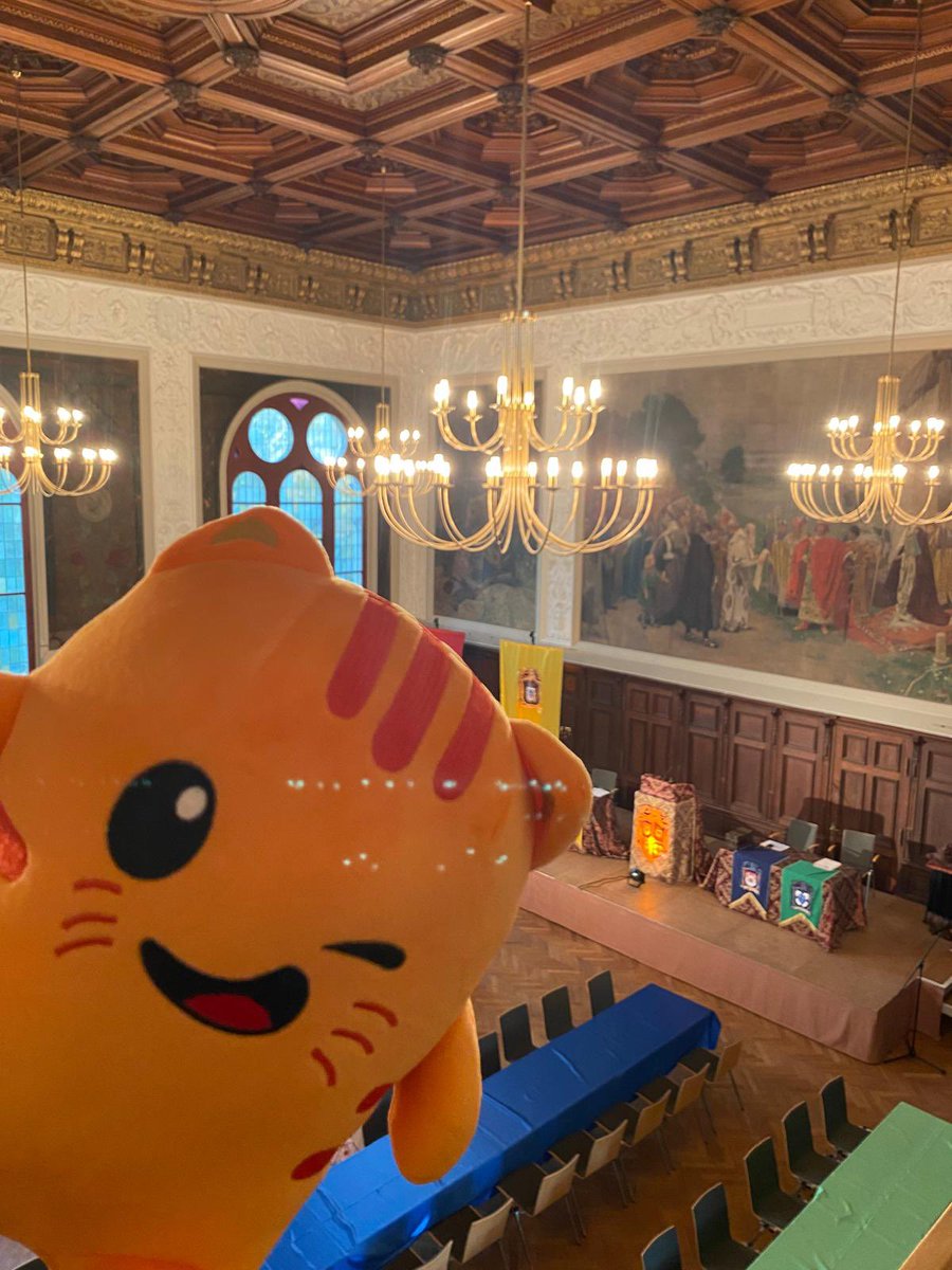 AzzazNadege's tweet photo. À #Merseburg, notre ville jumelle allemande, accueillie dans le cadre du festival annuelle de magie de la ville par mon collègue Oberburgermeister Sebastian Mueller Bahr.
Découverte des tables de magie de la ville, plus anciens documents en langue allemande du pays.
#Châtillon dignement representé par une école de magie à notre blason!
Heureuse de renforcer les liens entre nos deux villes sœurs et avec nos amis allemands 🇩🇪🇫🇷