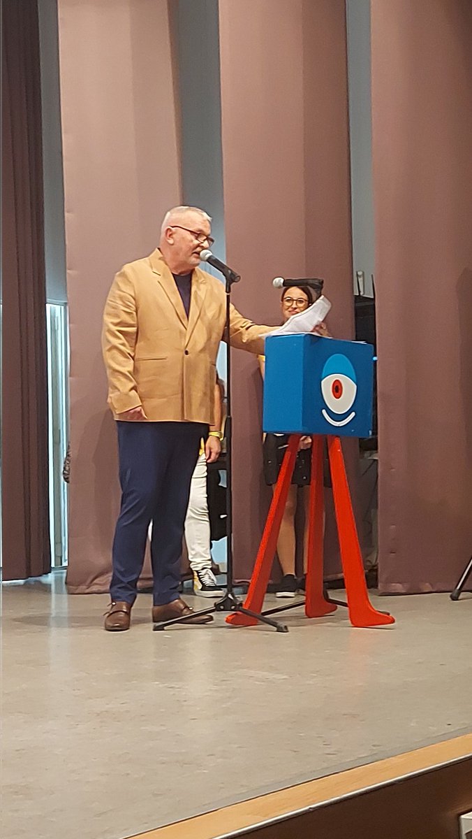 Entrega de premis de la 12a edició de la <a href="/micefestival/">M    I    C    E</a>. Com ha destacat <a href="/arbiol_josep/">Josep Arbiol</a> 1.300 curts participants i 22.000 espectadors demostren la força del cinema educatiu. <a href="/apunt_media/">À Punt</a> ha entregat els Premis La Colla als Valors