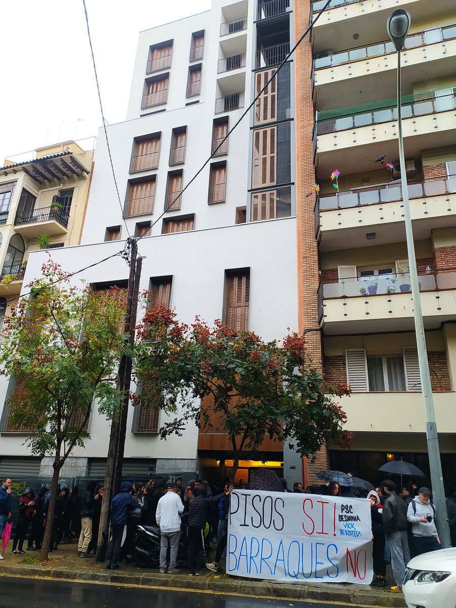 📣Hem alliberat l'edifici de protecció oficial de Vallcarca 95 , que porta més de 2 anys buit. 
Aquí poden reallotjar-se moltes de les veïnes que porten molts anys vivint en els assentaments!
<a href="/pscbarcelona/">PSC Barcelona/♥️</a>

Si l'ajuntament no respon, ho fem nosaltres✊🏽