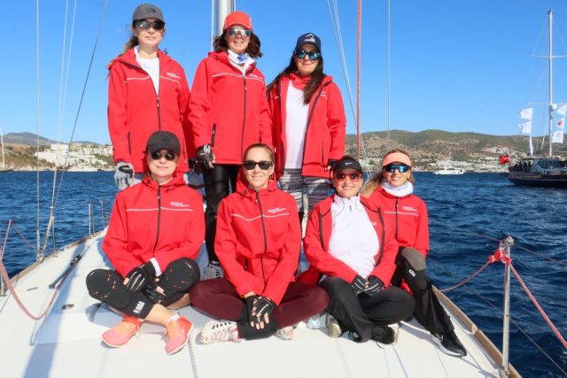 Bodrummania's tweet photo. Bodrum Cup’ın incileri zor şartlara meydan okuyor. 

Bodrum’da yaşayan her biri mesleğinde uzman kadınların bir araya gelmesiyle kurulan Seapearls Women Team, Bodrum’un mavi sularındaki en renkli organizasyonu olan Maximiles Black 36. The  Bodrum Cup yarışlarında boy gösteriyor. @BodrumCup 

Detaylar: https://t.co/OTnbGLQhd1