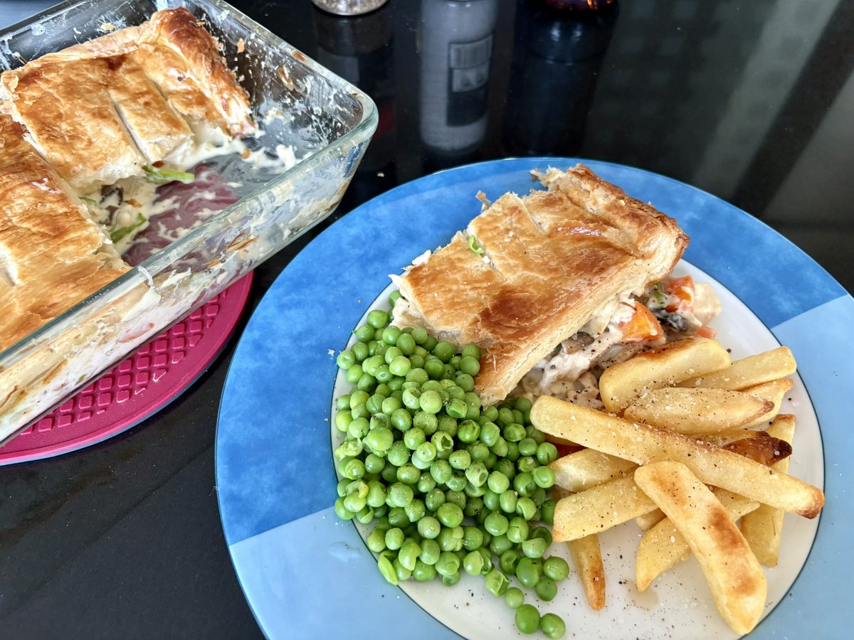 BirdieBangkok's tweet photo. You can never have enough pie. Comfort food cooking Saturday. #ChickenPie #CookingWithBirdie https://t.co/NSt0QH91rU