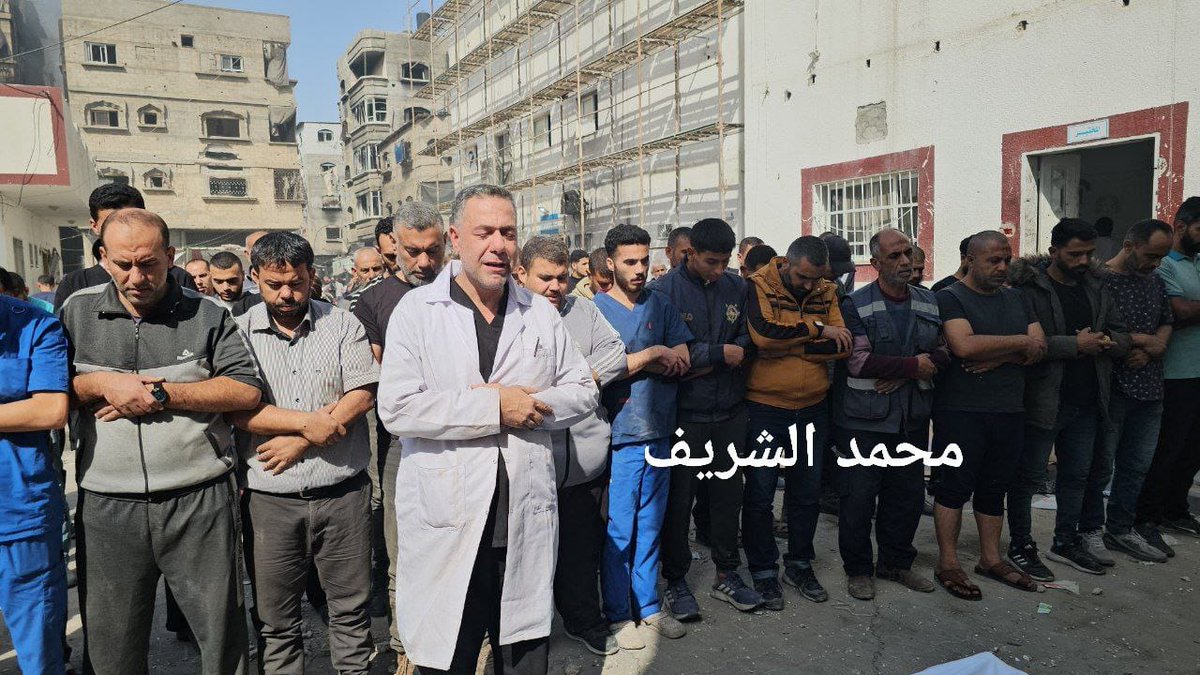 دفع الدكتور حسام أبو صفية ثمن موقفه الأخلاقي الرجولي بعدم الانصياع لأوامر الإحتلال وتهديداته في اخلاء مستشفى كمال عدوان، قتلوا نجله إبراهيم، وها هو يصلي على فلذة كبده الشهـيد لابساً زيه الطبي .. الجريمة كاملة واضحة والشهود كُثر