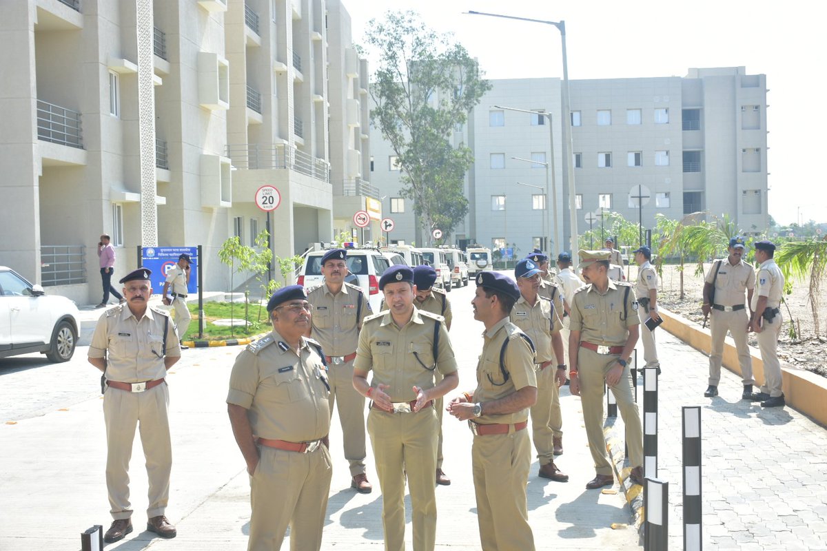 डीआईजी श्री मनोज कुमार सिंह, कलेक्टर श्रीमती अदिती गर्ग एवं पुलिस अधीक्षक श्री अभिषेक आनंद ने मुख्यमंत्री डॉ मोहन यादव के मंदसौर में 29 अक्टूबर को प्रस्तावित कार्यक्रम सुंदरलाल पटवा शासकीय मेडिकल कॉलेज मंदसौर में तैयारियों का जायजा लिया।
#Mandsaur 
#मन्दसौर