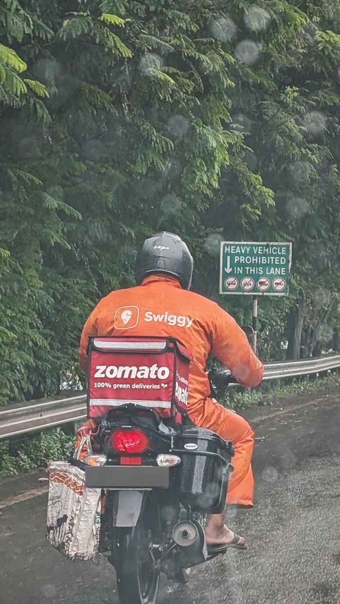 ShobhanMeher's tweet photo. Dekh raha hai Binod. Competitors kaise mil ke kaam kar rahe hain!! 😅😅
@zomato @Swiggy 
#Collaboration https://t.co/dXFqkc2MjT