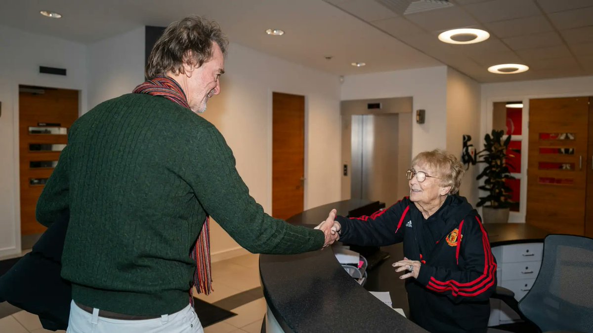 KPmufc's tweet photo. 🚨 Manchester Utd and INEOS have today informed Kath on reception that they can longer cover her £1.25m salary &amp; that she will be leaving at the end of her contract next summer

The ruthless decision is the latest cost-cutting measure imposed by INEOS &amp; Sir Jim (@FabrizioRomano) https://t.co/44MeU2xWLL