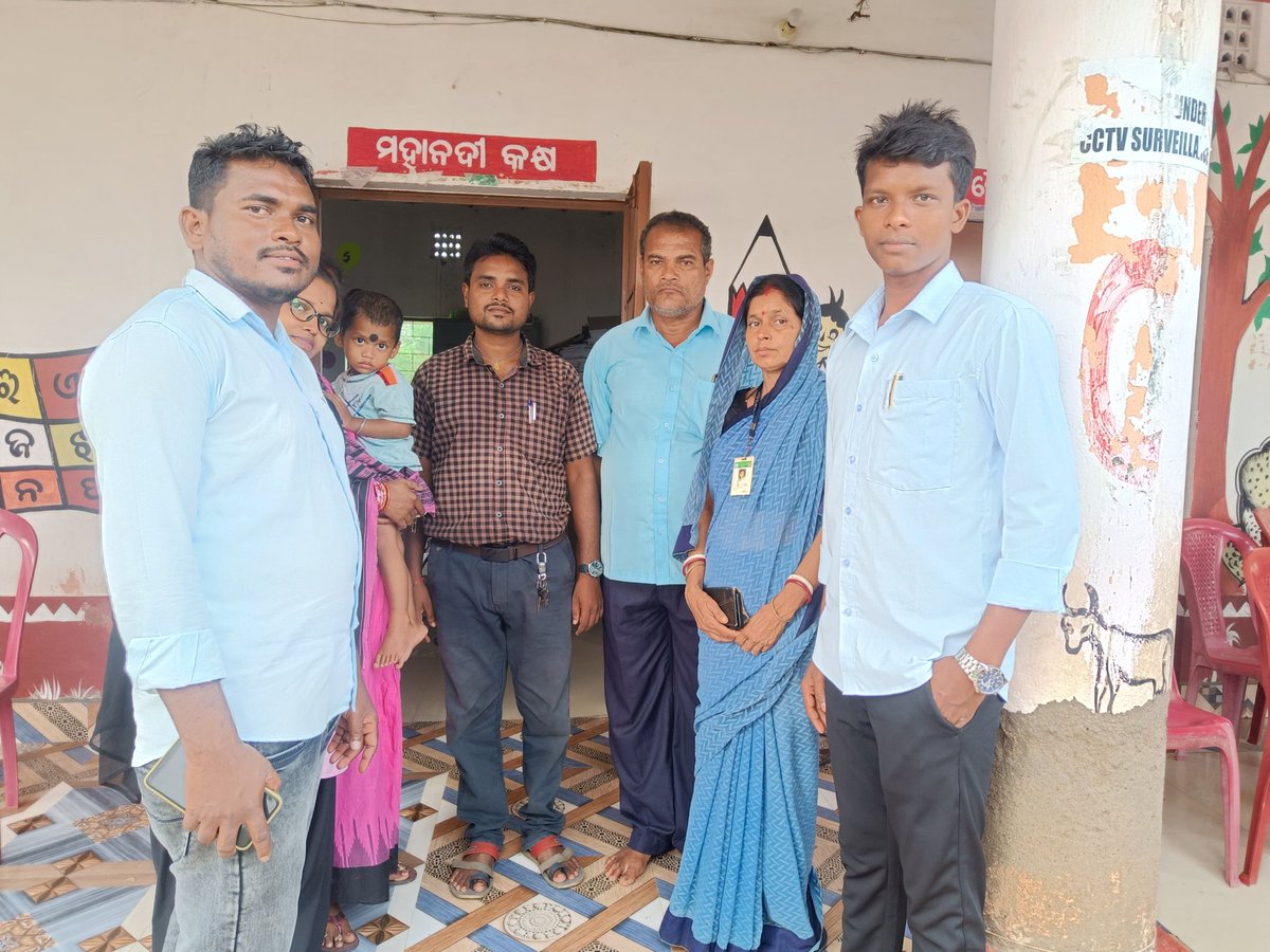 sheHnzhen's tweet photo. With Our " CYCLONE-DANA "heroine SIBANI DIDI ♡♡ and Khasmunda project UP School staffsk
#cyclone_Dana 
#cycloneodisha 
#ASHA 
#healthworker https://t.co/TteXCJxkrh