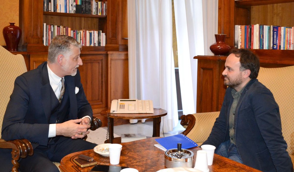 Radio3tweet's tweet photo. Ma come parla oggi la politica? Paolo Di Paolo ha incontrato il Ministro della Cultura Alessandro Giuli dopo le sue prime 'immaginifiche' esternazioni. L’intervista in onda domani alle 10.45 a #LaLinguaBatte, in una puntata ricca di ospiti: i linguisti Michele Cortelazzo e Michele Ortore, l’esperta di retorica Flavia Trupia, lo sceneggiatore Marco Pettenello