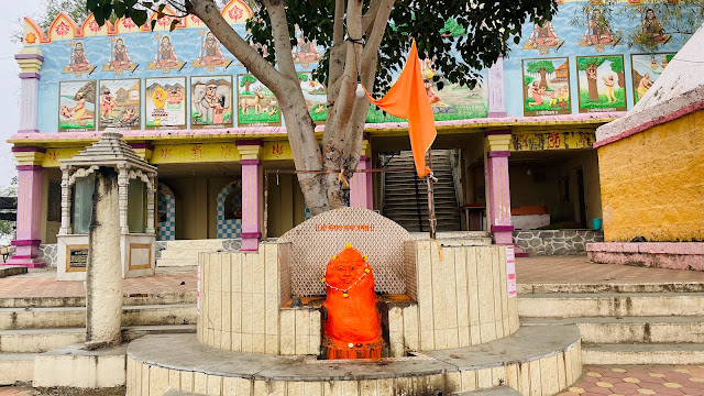 epanchjanya's tweet photo. बेलगाम होता जा रहा वक़्फ़ बोर्ड!

मंदिर की 40 एकड़ जमीन वक़्फ़ बोर्ड ने हड़पी।

मंदिर की जमीन पर दावा कर उसे दरगाह की जमीन बता दी।

कनिफनाथ मंदिर के आसपास की 40 एकड़ जमीन को लेकर एक बड़ा विवाद खड़ा हो गया है, जिसमें वक्फ ने दावा किया है कि यह अहमदनगर में एक दरगाह की जमीन है।

यह मामला 2005 से शुरू हुआ है, जब कथित तौर पर इस जमीन को वक्फ अधिनियम के तहत पंजीकृत किया गया था, जिसके बाद से लगातार कानूनी टकराव चल रहा है।

कनिफनाथ मंदिर के ट्रस्टी श्रीहरि आंबेकर ने कहा, 

"यह ज़मीन शंकर भाई की पत्नी बीबन को केयरटेकर के तौर पर दी गई थी।

हमारे ट्रस्ट के पास ब्रिटिश काल से पहले के दस्तावेज़ हैं जो हमारे स्वामित्व का समर्थन करते हैं, जिसे राहुरी के जिला न्यायालय ने स्वीकार किया है।"