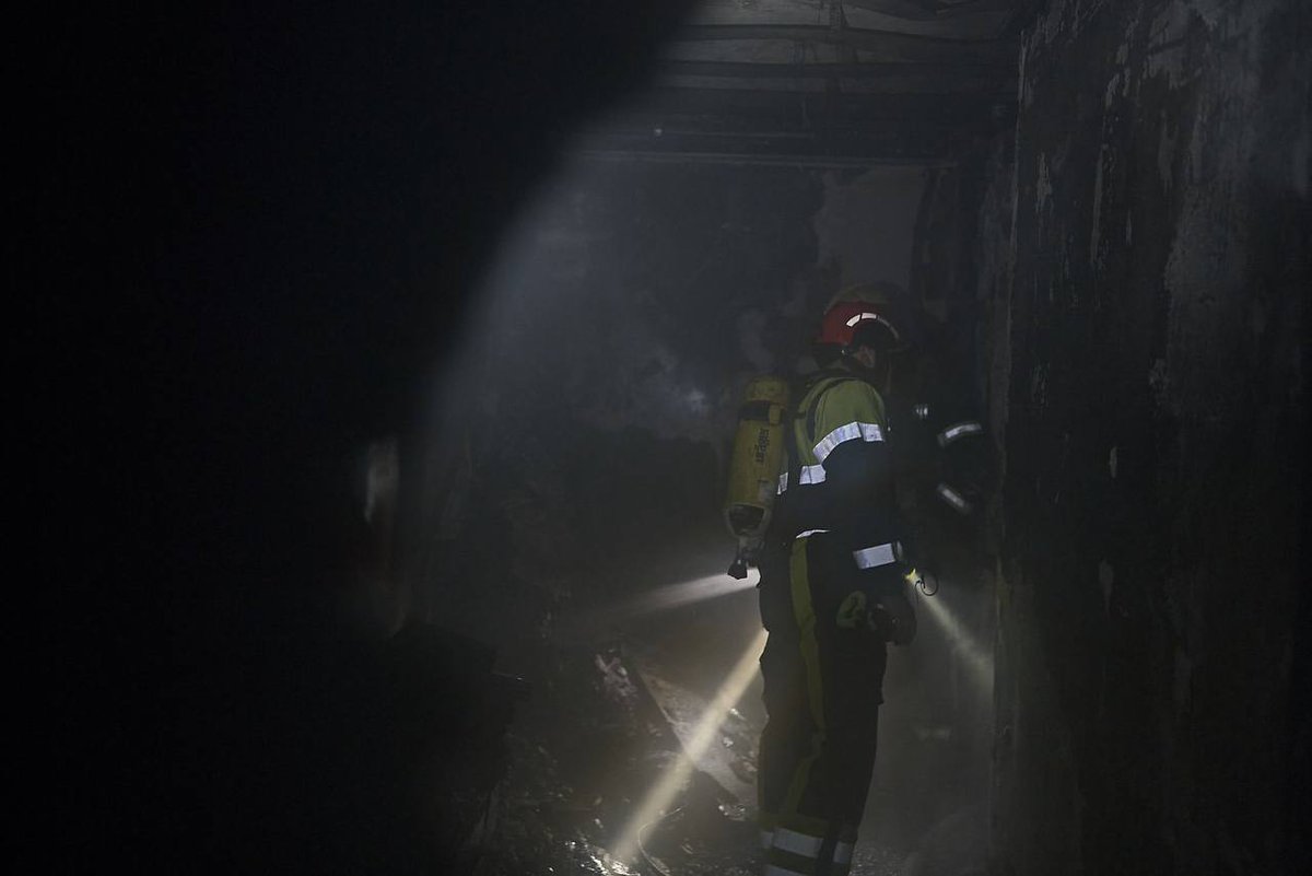 TWMCLtd's tweet photo. 2/2
In the #Solomyanskyi district of #Kyiv, a young girl died.
Lots of videos and pictures in yesterday's thread if you want to see the whole damage as fire raged near the top of the tower block, hitting floors 17-21.
6 people were injured. More lives devastated
#StopRussia https://t.co/lX3W0uAFdE